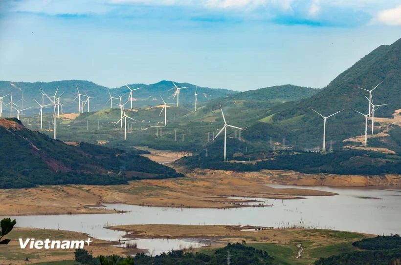 Los compromisos asumidos en la COP26 exigen que Vietnam invierta en diversos sectores como la energía renovable, la gestión de residuos y el desarrollo de la agricultura y el transporte ecológicos. (Foto: Vietnam+)