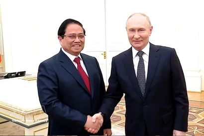 El primer ministro de Vietnam, Pham Minh Chinh, y el presidente de Rusia, Vladimir Putin. (Foto: VNA)