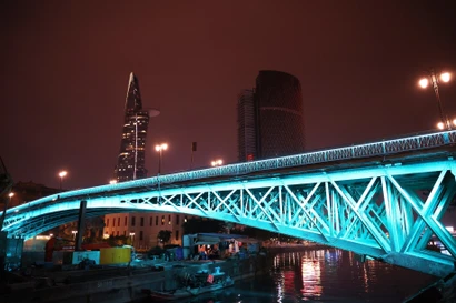 Ciudad Ho Chi Minh completa sistema de iluminación artística en centro urbano