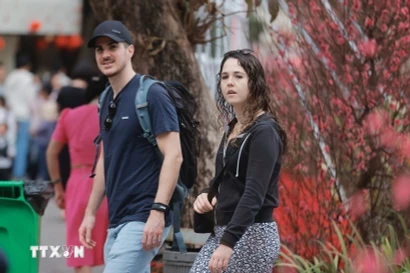 Turistas internacionales visitan Hanoi en el Tet. (Foto: VNA)