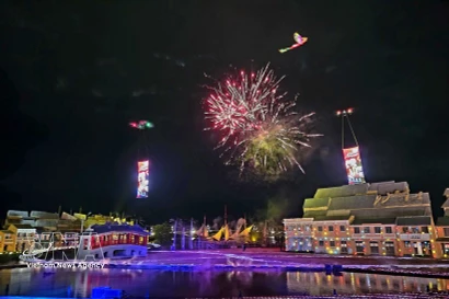 Espectáculo de drones que recrea las figuras del Dragón y el Fénix en el cielo de Hoi An. (Foto: VNA)