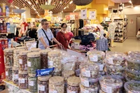 Los consumidores compran en el supermercado WinMart Thang Long en Hanoi. (Foto: VNA)