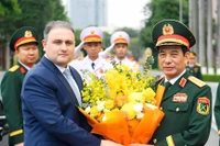 El general Phan Van Giang (derecha), ministro de Defensa de Vietnam, recibe a Vugar Mustafayev, ministro de Industria de Defensa de Azerbaiyán. (Foto: VNA)