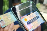 A partir del 1 de enero de 2026, solo se aceptarán tarjetas de identificación ciudadana, documentos nacionales de identidad o documentos de identidad electrónicos para realizar transacciones bancarias. (Foto: hanoimoi.vn)