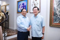 El primer ministro de Vietnam, Pham Minh Chinh (izquierda), visita al expresidente Truong Tan Sang (Foto: VNA)