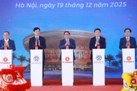 El primer ministro Pham Minh Chinh (centro) y funcionarios en la ceremonia de inicio, inauguración y apertura técnica de 234 proyectos y obras clave en todo el país (Foto: VNA)