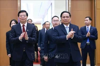 El primer ministro de Vietnam, Pham Minh Chinh (derecha), y Qiu Yong, secretario del Comité del Partido Comunista de China en la Universidad Tsinghua y académico de la Academia de Ciencias de China (Foto: VNA)