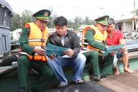 Divulgación de las normas de pesca entre los marineros (Foto: VNA)