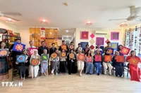 Estudiantes de la UBD decoran motivos tradicionales vietnamitas y bruneanos durante un intercambio cultural (Foto: VNA)
