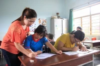 Una clase para niños afectados por el agente naranja (Foto: VNA)