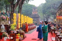 Recreación del Tien Lich (ceremonia de presentación del calendario), un importante ritual de fin de año en el que la corte real presentaba al rey el nuevo calendario para el año siguiente (Foto: VNA)