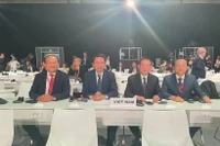 El viceprimer ministro de Vietnam Ho Duc Phoc (segundo de derecha) asiste a la inauguración de la FfD4 (Fuente: VNA)