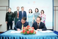 Firma del memorando de entendimiento entre Central Retail Vietnam y Lotte Plaza Market para promover la introducción de productos vietnamitas en la red minorista de esta última en Estados Unidos. (Foto: VNA)