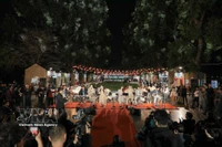 Los asistentes disfrutan de un concierto al aire libre con orquesta en vivo durante la ceremonia de inauguración. (Foto: VNA)