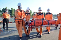 Traslado del marinero enfermo a tierra (Foto: VNA)
