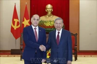 El secretario general del Partido Comunista de Vietnam, To Lam (derecha), recibe al secretario de Estado del Consejo de Seguridad de Bielorrusia, Aleksandr Grigorievich Volfovich. (Foto: VNA)
