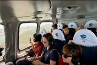 Turistas admiran la ciudad desde un helicóptero (Foto: https://www.sggp.org.vn/)