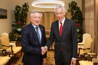 El miembro del Buró Político y viceprimer ministro de Vietnam, Nguyen Hoa Binh (izquierda), se reúne con el ministro principal de Singapur, Lee Hsien Loong (Foto: MDDI)