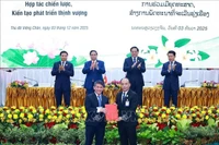 Intercambio de documentos de cooperación entre ambos países (Foto: VNA)