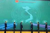 Funcionarios celebran el lanzamiento del sistema de trazabilidad de productos agrícolas. (Foto: kinhtedothi.vn)