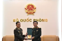 El ministro de Defensa de Vietnam, general Phan Van Giang (derecha), recibe al secretario de Estado en el Ministerio de Defensa camboyano, general Prum Din. (Foto: qdnd.vn)