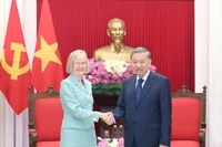 El secretario general del PCV, To Lam, recibe a la recién designada embajadora de Australia en Vietnam, Gillian Bird. (Foto: VNA)