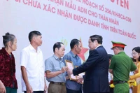 El primer ministro Pham Minh Chinh entrega la notificación de los resultados del examen de ADN a los familiares de los mártires (Foto: VNA)