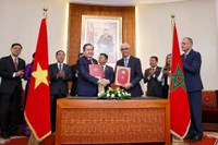 El presidente de la Asamblea Nacional de Vietnam, Tran Thanh Man (izquierda), y el titular de la Cámara de Representantes de Marruecos, Rachid Talbi Alami, firman un acuerdo de cooperación entre los dos Parlamentos (Foto: VNA)