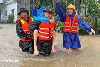 Fuerzas militares rescatan a un residente de una zona inundada. Foto: VNA