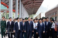 El secretario general del Partido Comunista de Vietnam, To Lam, el primer ministro Pham Minh Chinh y altos dirigentes, inspeccionan la estación de Dong Dang, en la provincia norteña de Lang Son (Foto: VNA)