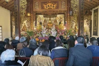Muchos monjes, seguidores budistas y vietnamitas residentes en Francia participan en la ceremonia de oración por la paz en el monasterio Truc Lam en París. (Foto: VNA)