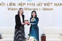 Nguyen Thi Tuyen, vicepresidenta del Comité Central del FPV y presidenta de la Unión de Mujeres de Vietnam, entrega un obsequio a Ramla Khalidi, representante residente del PNUD en el país (Foto: VNA)