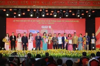 Ganadores de la categoría B en la VIII edición de los Premios de Periodismo de la capital sobre la construcción del Partido y el sistema político para 2025 (Foto: VNA)