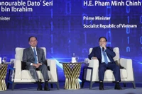 El 28 de mayo de 2025, en el marco de la 46.ª Cumbre de la ASEAN y otras citas anexas, en Kuala Lumpur, el primer ministro de Vietnam, Pham Minh Chinh (derecha), y su homólogo malasio, Anwar Ibrahim, participaron en una sesión de debate sobre la red de conexión inteligente mediante IA autónoma. (Foto: VNA)