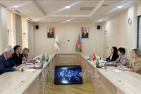 La directora general de la VNA, Vu Viet Trang, se reúne con el presidente de la agencia nacional de noticias azerbaiyana Azertac, Vugar Alyev (Foto: VNA)