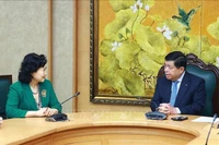 El viceprimer ministro vietnamita Nguyen Chi Dung dialoga con Tao Yitao, directora del Centro de Investigación de Zonas Económicas Especiales de China, adscrito a la Universidad de Shenzhen, en la provincia de Guangdong (Foto: VNA)