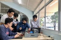 Estudiantes de la Universidad Tecnológica, de la Universidad Nacional de Vietnam en Ciudad Ho Chi Minh, practican la aplicación de alta tecnología (Foto: VNA)