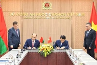 Firma de una Carta de Intenciones de cooperación entre el Ministerio de Seguridad Pública de Vietnam y la Secretaría Estatal del Consejo de Seguridad Nacional de Bielorrusia. (Foto: VNA)