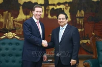 El primer ministro de Vietnam, Pham Minh Chinh (derecha), recibe a Jeffrey Perlman, director ejecutivo de Warburg Pincus (Foto: VNA)