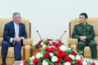 El ministro de Defensa de Vietnam, general Phan Van Giang (derecha), recibe al secretario de Estado adjunto para Asuntos de Asia Oriental y el Pacífico de Estados Unidos, Michael DeSombre (Foto: VNA)