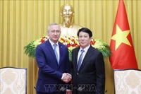 El presidente de Vietnam, Luong Cuong (derecha), recibe a Vladislav Valerievich Shapsha, gobernador de Kaluga (Foto: VNA) 