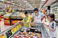 Los supermercados en Ciudad Ho Chi Minh aumentan activamente las promociones y programas de estabilización de precios en medio de las fluctuaciones del mercado. (Foto: VNA)