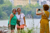 El lago Hoan Kiem es una atracción para los turistas extranjeros cuando visitan Hanoi (Foto: VNA)