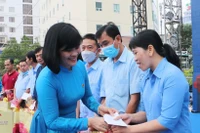 Entrega de regalos a trabajadores con condiciones difíciles con motivo del Tet (Foto: VNA)