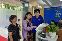 Robots integrados con inteligencia artificial ayudan a los ciudadanos en los trámites administrativos. (Foto: VNA)