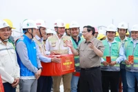 El primer ministro Pham Minh Chinh anima a los trabajadores en las obras del Aeropuerto Internacional de Gia Binh (Foto: VNA)