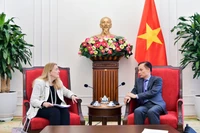 El ministro de Relaciones Exteriores de Vietnam, Le Hoai Trung, conversa con la secretaria de Estado para Economía, Educación e Investigación de Suiza, Helene Budliger Artieda. (Foto: Cancillería de Vietnam)