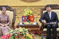 El secretario del Comité del Partido Comunista de Vietnam en Ninh Binh, Tran Huy Tuan, recibe a la presidenta del Consejo Nacional del Frente de Solidaridad para el Desarrollo de la Patria Camboyana, Men Sam An (Foto: VNA)