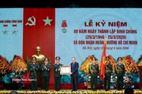 El secretario general del Partido Comunista de Vietnam, To Lam, otorga la Orden Ho Chi Minh al Cuerpo de Ingenieros Militares (Foto: VNA)