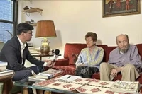 Cora y Peter Weiss en una entrevista con un reportero vietnamita en enero de 2023 (Foto: VNA)